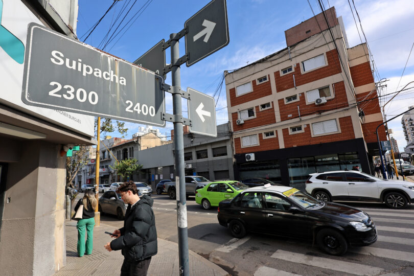 Habilitan el giro a la derecha en la esquina de Rivadavia y Suipacha