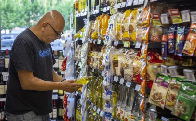 Crece el consumo por tercer mes consecutivo, sostenido por comercios de cercanía