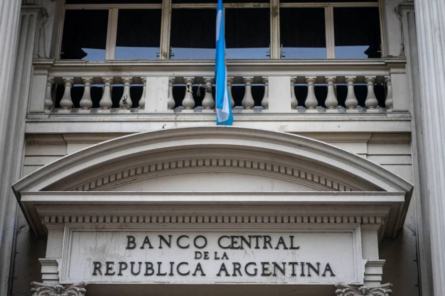 Oficializan la compra de deuda del Banco Central por parte del Tesoro