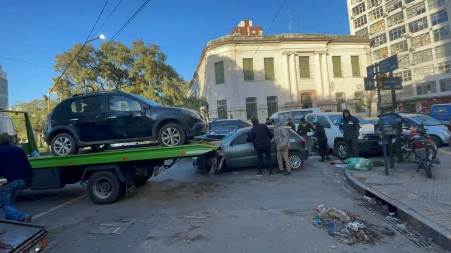 Comienzan a retirar autos y motos en desuso de comisarías de la ciudad de Santa Fe