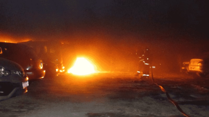 Se incendiaron cinco autos dentro de una cochera de Echesortu