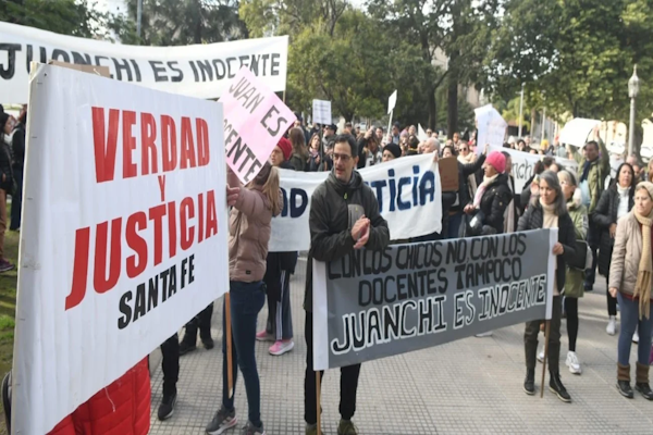Frente a tribunales manifestantes apoyaron al profesor trigatti