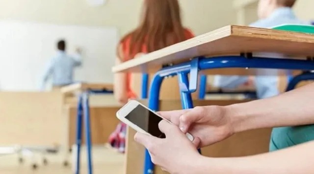 Neuquén: aprueban una ley que regula el uso de celulares en las escuelas