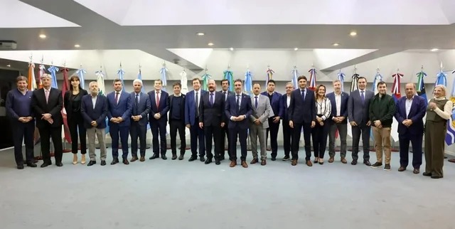 Gobernadores se unen contra el Gobierno y presentan un proyecto para cambiar la coparticipación de impuestos