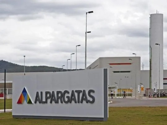 Alpargatas recorta producción y crece el temor por 400 empleos en Corrientes