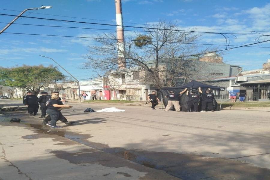 Murió un joven tras chocar una moto y una camioneta