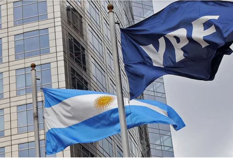 La Justicia de EE.UU. suspendió la entrega del 51% de YPF a fondos especulativos