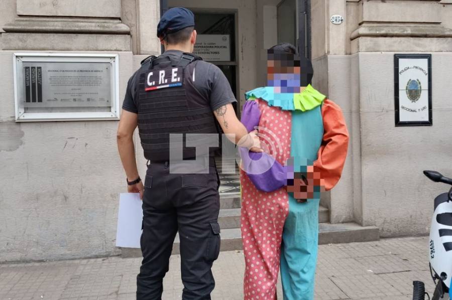 Detuvieron a un joven vestido de payaso por escándalo en la vía pública