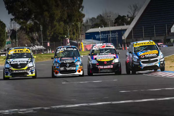 Turismo Pista: imágenes de la milimétrica definición entre cuatro coches