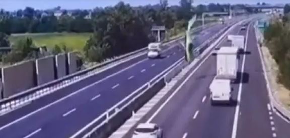 Una avioneta cayó en una autopista italiana: hay dos muertos
