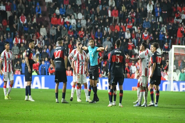 Unión no pudo con  un rival directo, con un gol anulado, empató ante Tigre