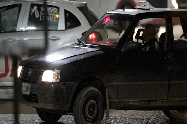 Choque durante el asalto a un taxista 