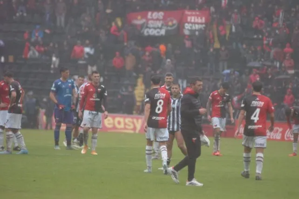 Colón jugó con un pésimo arbitraje y su falta de efectividad en los arcos y perdió