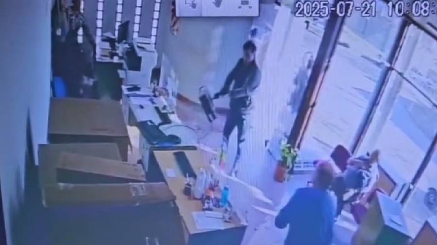 Imputan al hombre que acató con un pico la oficina de la EPE