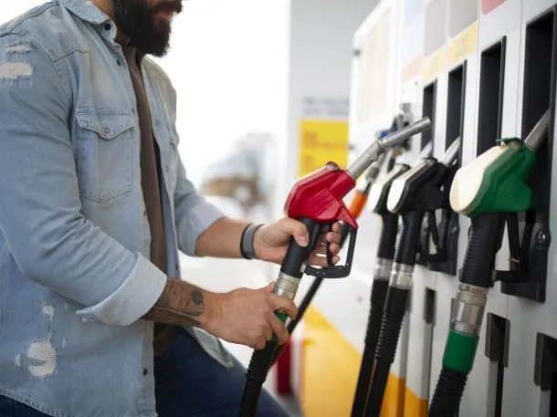 Impacto en los surtidores: el Gobierno actualizó parcialmente los impuestos a los combustibles