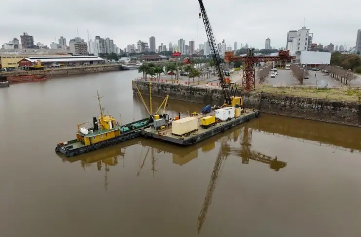 Retiran histórica grúa del Puerto por grietas