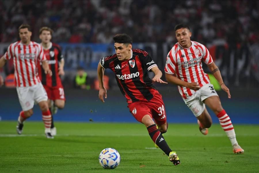 River superó sin problemas a San Martín de Tucumán y se clasificó a octavos de final