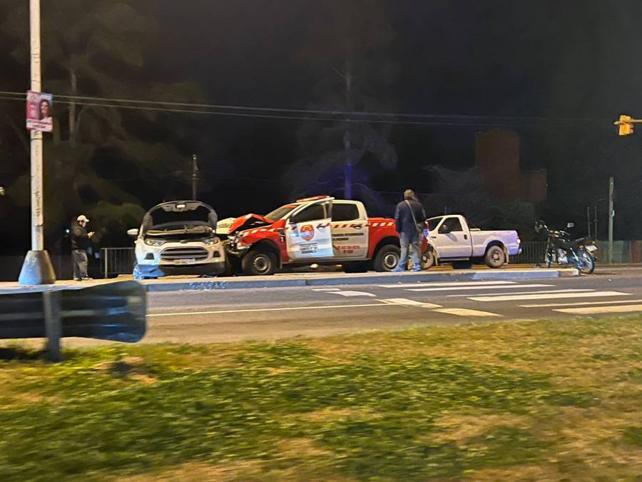 Una camioneta de los Bomberos chocó a otro vehículo y una mujer resultó herida