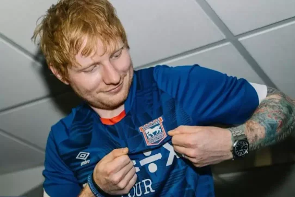 Un club inglés inscribió a Ed Sheeran en su plantel