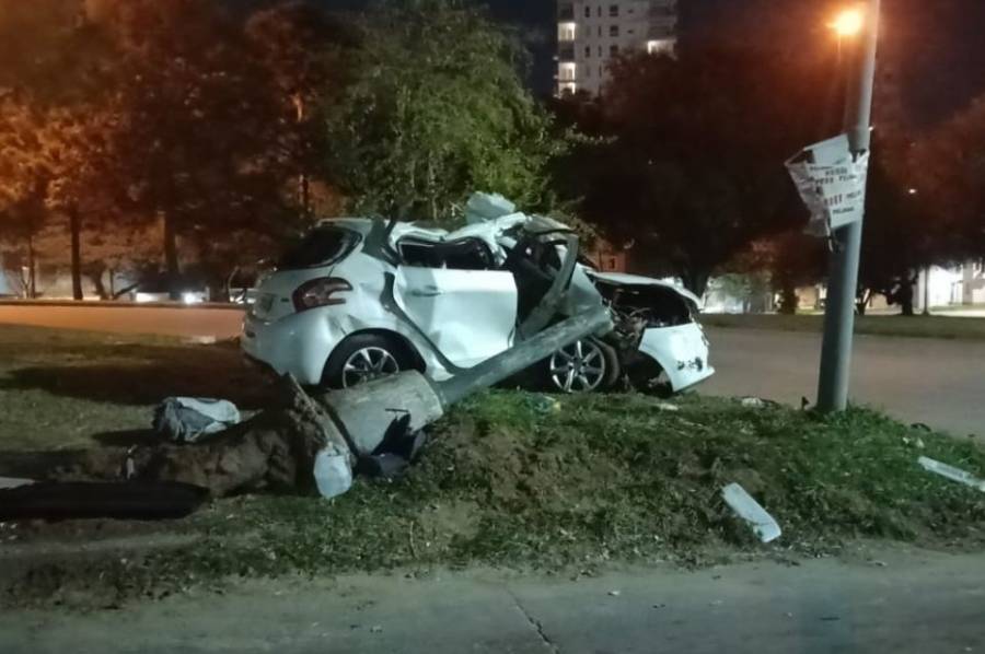Un conductor chocó contra una columna de luz en Avenida Alem