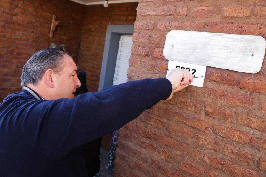 El municipio entregó placas de numeración domiciliaria en barrio Santa Rita
