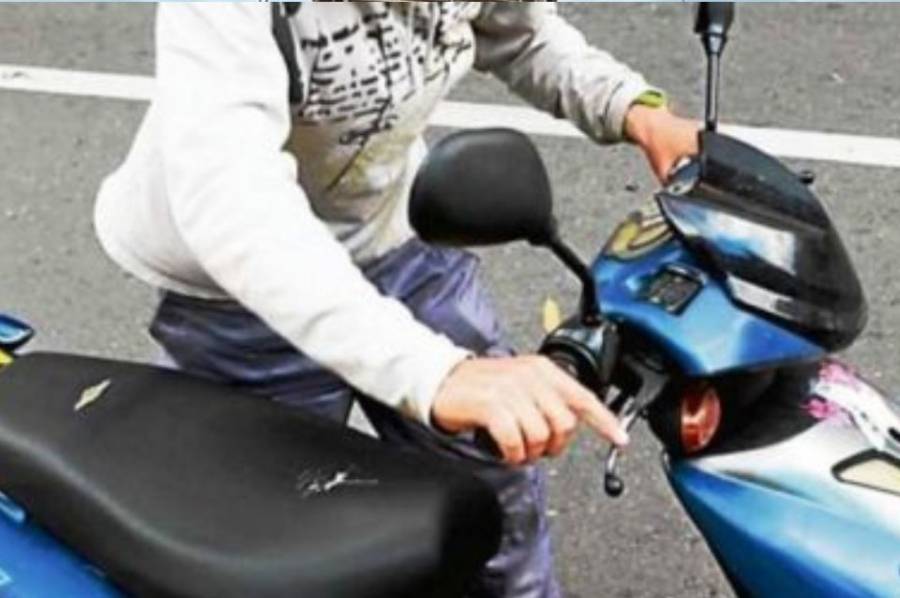 La empujaron para robarle la moto pero los vecinos la salvaron