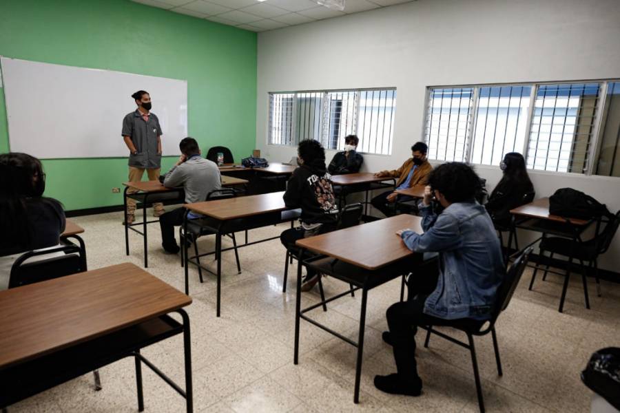 Abren inscripciones para que estudiantes de escuelas puedan terminar la secundaria 