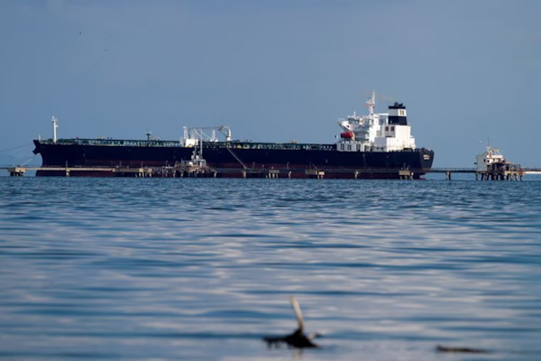 Venezuela: denuncian una red de buques petroleros fantasmas y desvío de recursos