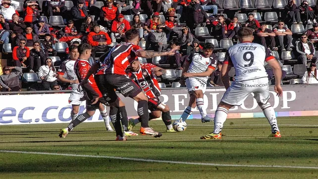 A Colón se le escapa la victoria por errores propios, empató con Chacarita en El Brigadier