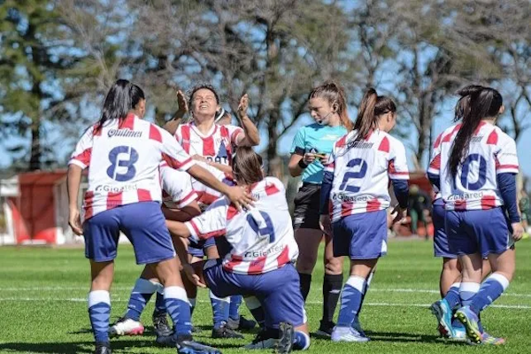 Fútbol femenino: Unión venció a Defensa y sigue su lucha por el ascenso