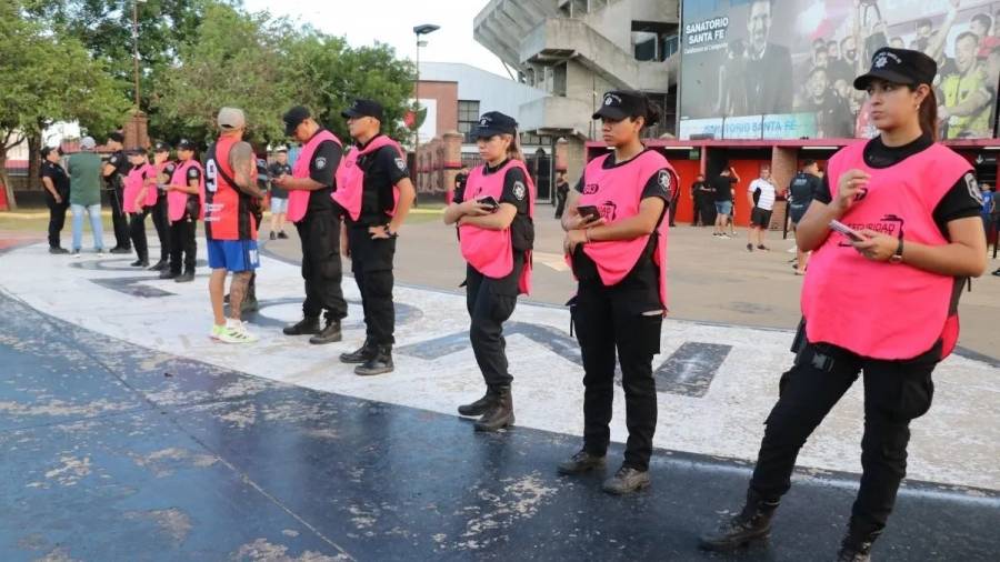 Dos hombres con pedido de captura fueron detenidos previo al partido de Colón-Chacarita