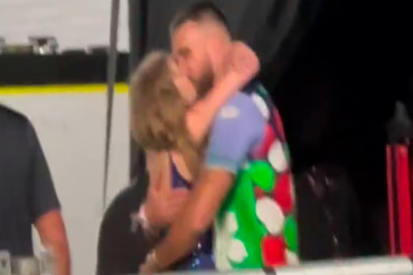 Se casan Taylor Swift y Travis Kelce: el primer beso público en Argentina