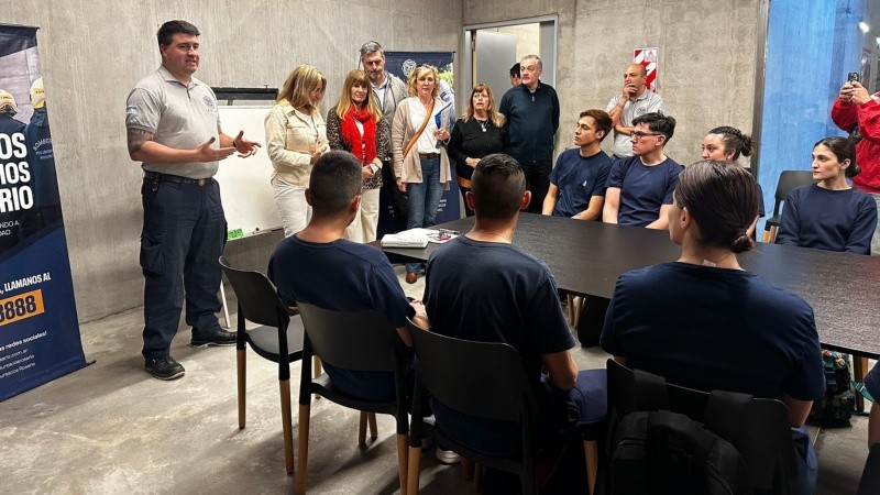 Jóvenes aspirantes a bomberos iniciaron su formación en el memorial de Salta 2141