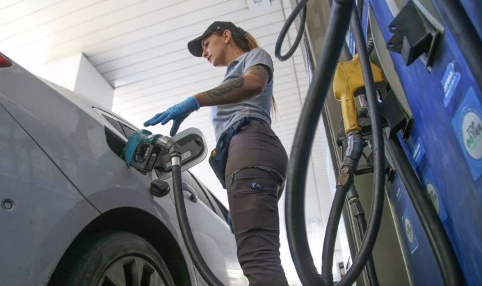El impuesto a los combustibles se ajustará por inflación y se vienen nuevos aumentos de las naftas