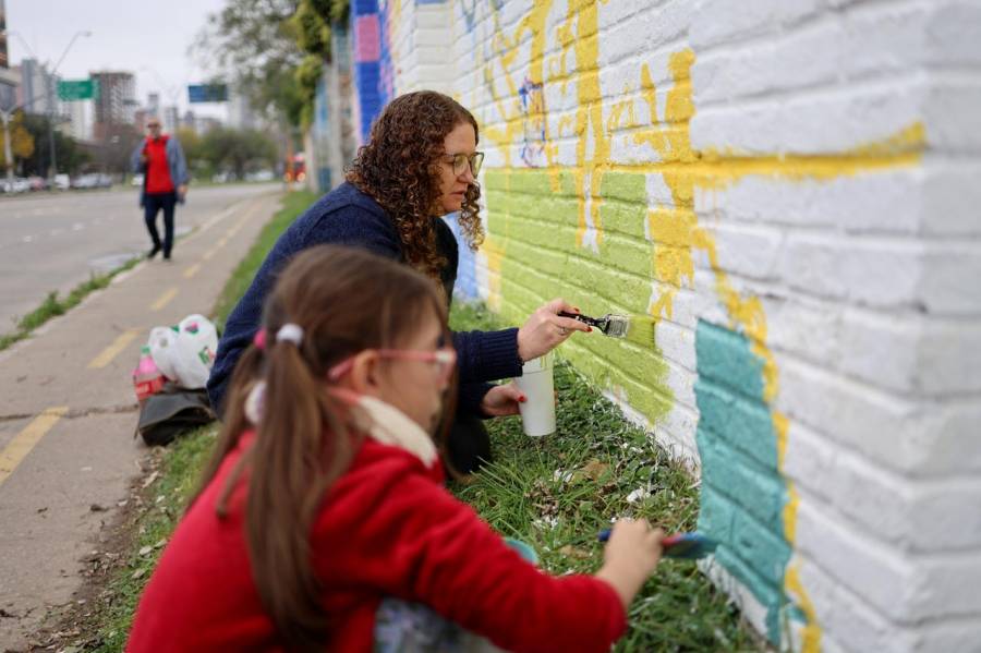 Pintan un mural en el puerto para visibilizar la salud mental adolescente