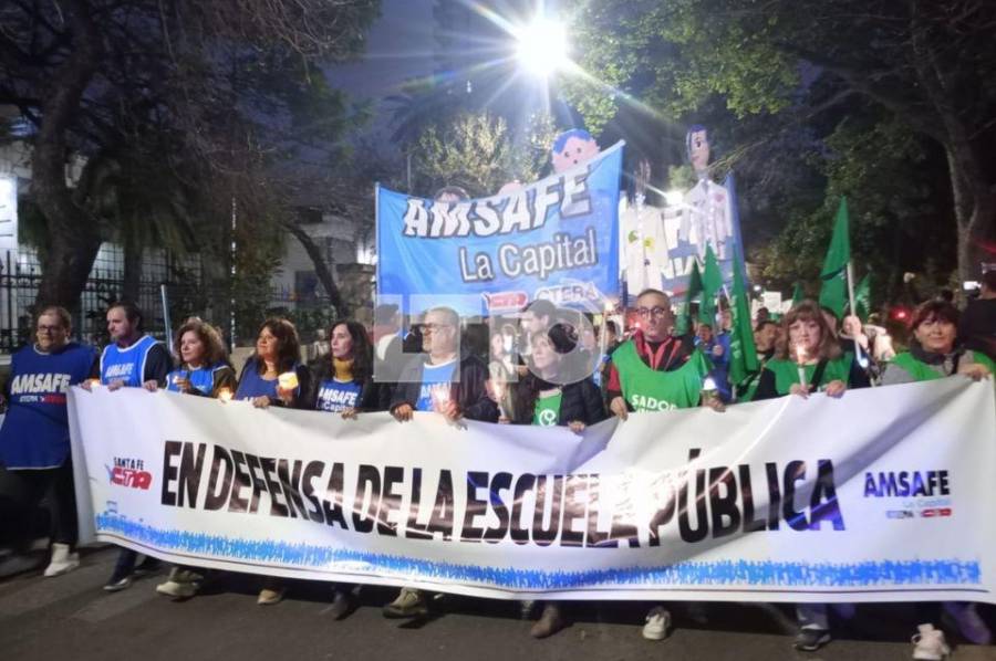 Docentes de Amsafe y Sadop realizaron una marcha de antorchas