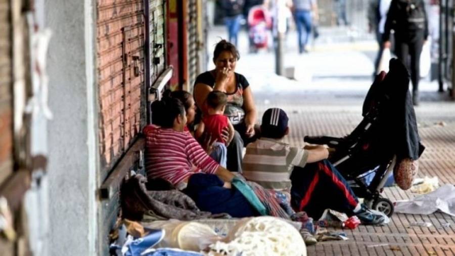 Aseguran que una familia tipo necesita casi cuatro salarios mínimos para no caer bajo la línea de pobreza