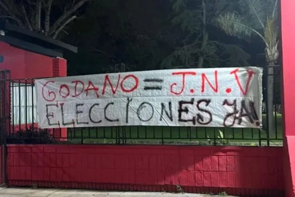 Colón: aparecieron banderas contra la dirigencia