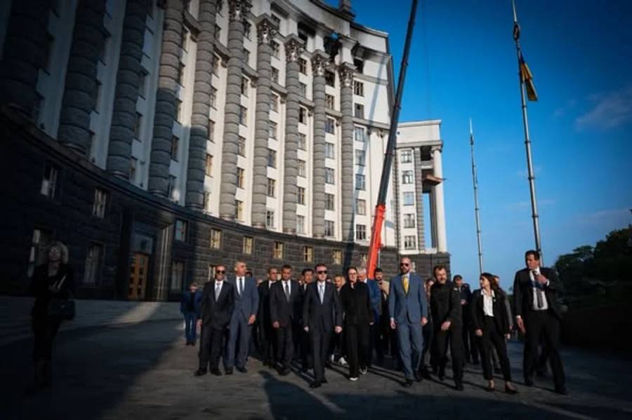 Ucrania: exhibieron ante diplomáticos los daños en edificio gubernamental dañado por ataque de Rusia