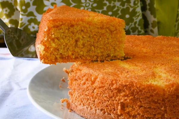 El bizcochuelo con polenta que no lleva leche y es sin TACC