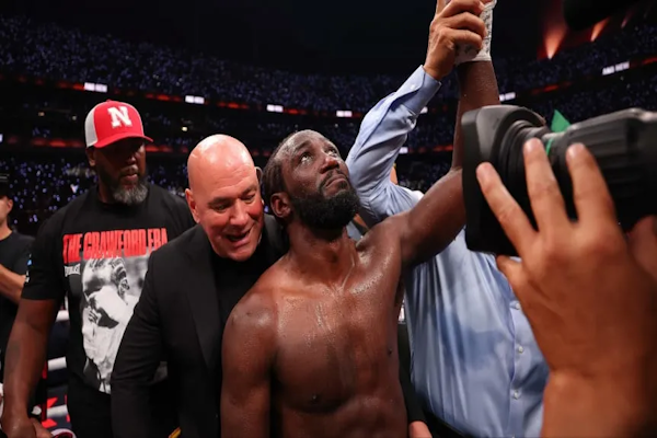 Canelo perdió con Crawford y cedió todas sus coronas
