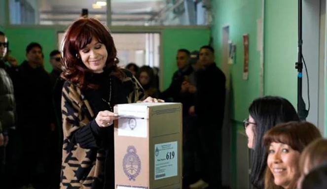 Presa por corrupción: revocaron habilitación de Cristina Kirchner y no podrá votar por su condena