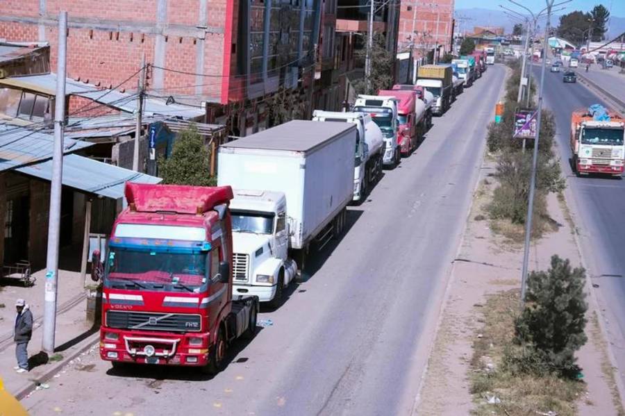 Ocho de cada diez camiones en Bolivia están parados por la falta de diésel