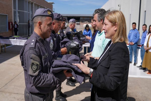 Scaglia encabezó la entrega de uniformes para el personal