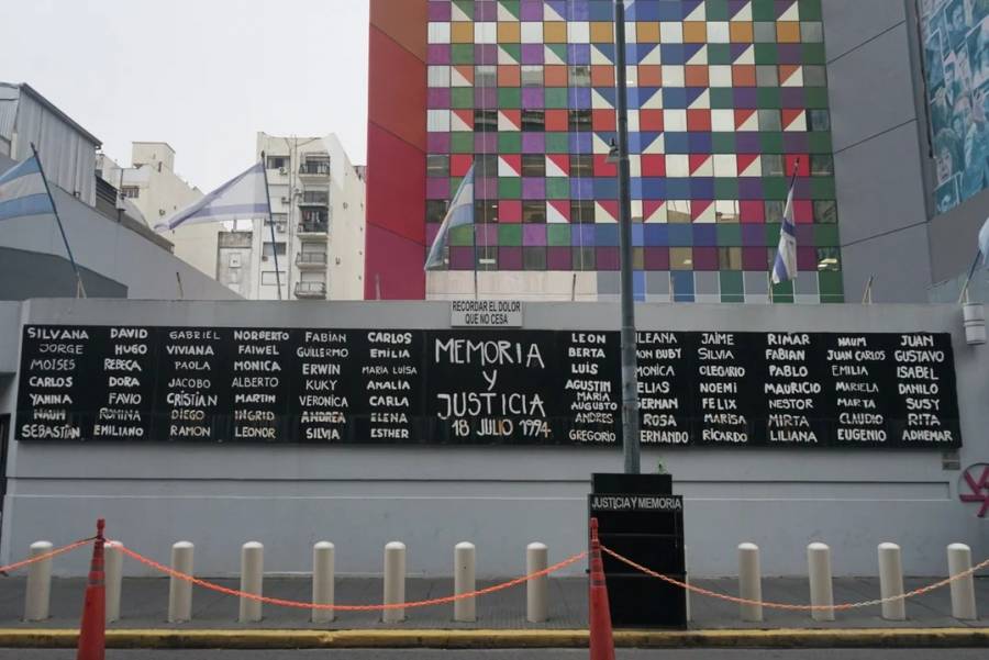 Confirman juicio en ausencia para iraníes prófugos por el atentado a la AMIA