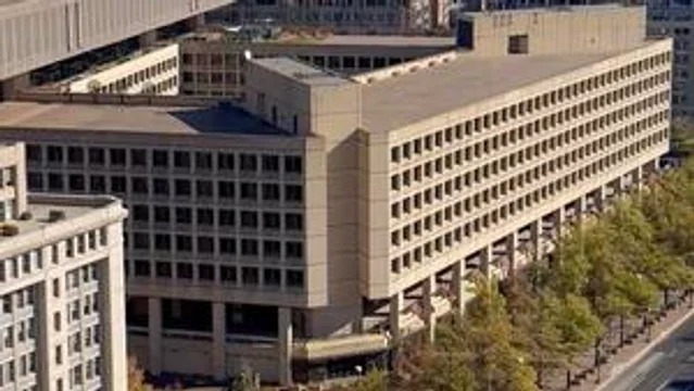 El exdirector del FBI James Comey fue acusado por la divulgación de información confidencial
