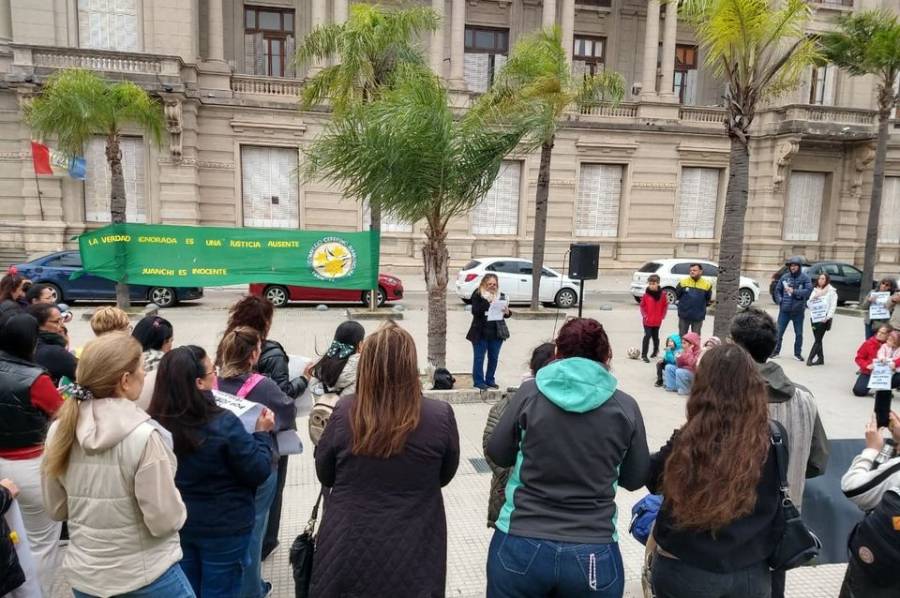 Marcha para pedir por la absolución del profesor condenado
