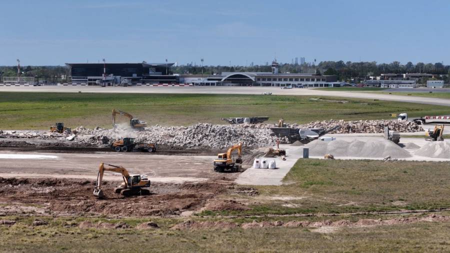 Aeropuerto: finalizó la demolición de la cabecera sur y avanza la ampliación de la pista