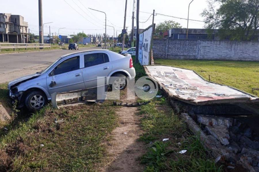 Un auto chocó contra un paredón y quedó suspendido sobre una zanja