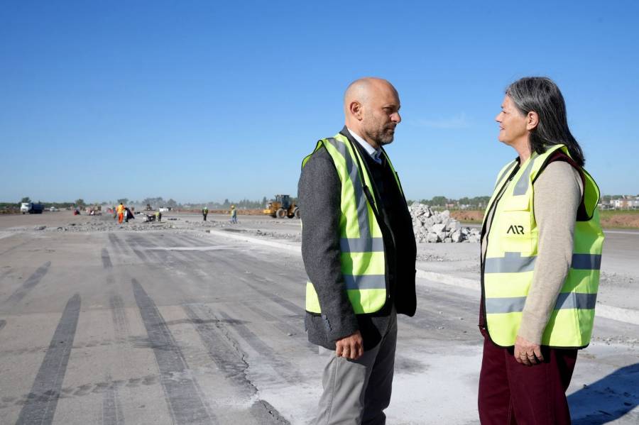 Puccini recorrió los trabajos en la pista del aeropuerto